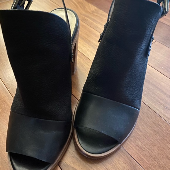 Size 9, Nine West, open toe, black leather, heal strap with 4” wooden healed - Picture 4 of 9